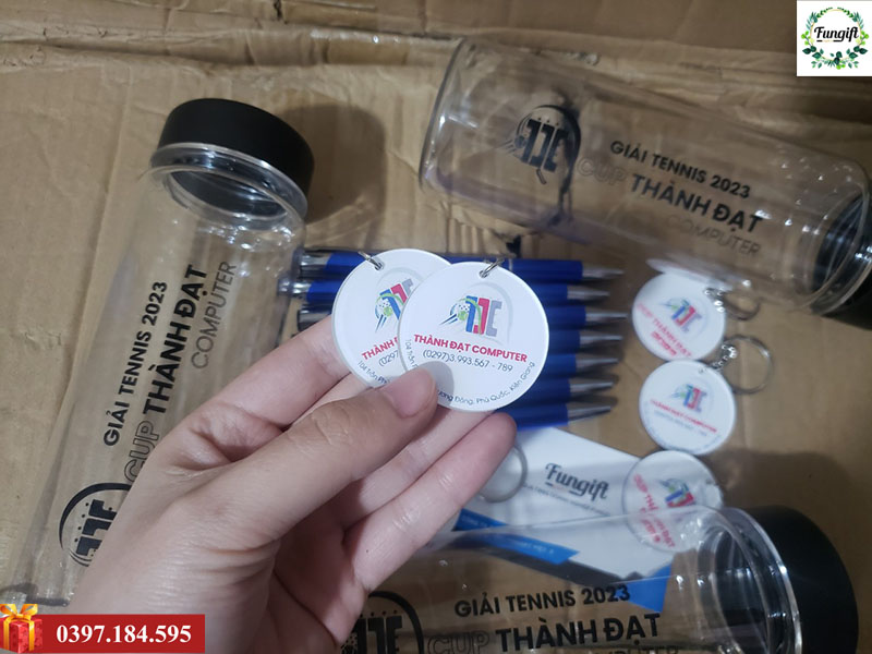In móc khóa mica làm quà tặng