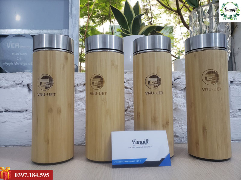 Khắc logo lên bình giữ nhiệt gỗ tre