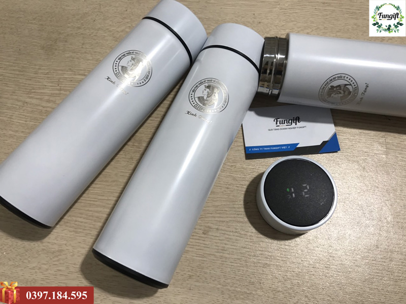 Bình đựng nước khắc tên
