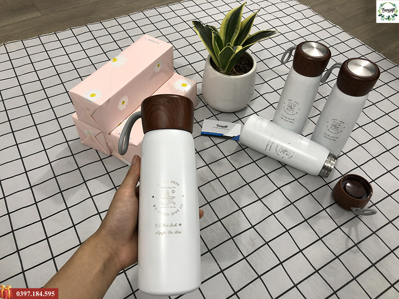 Bình nước khắc tên theo yêu cầu