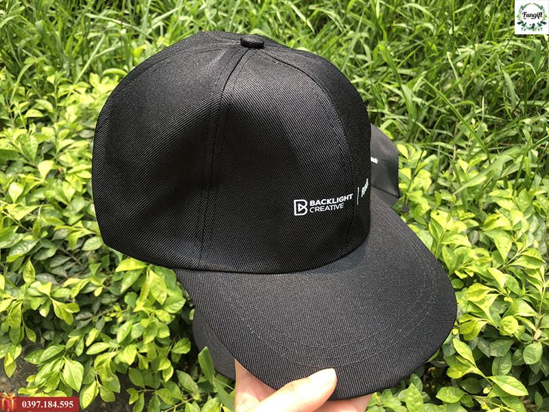 In logo lên mũ lưỡi trai