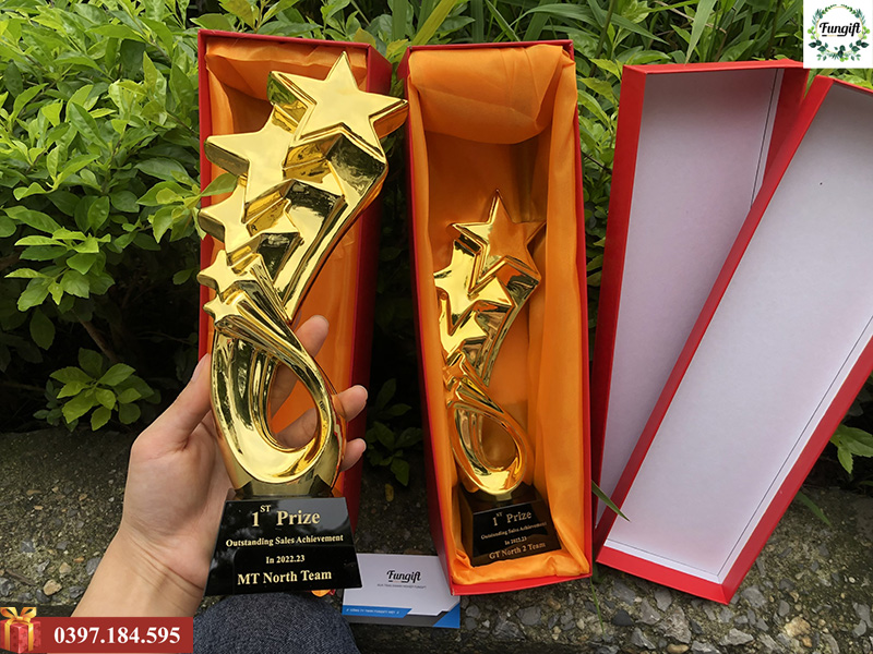 Kỷ niệm chương tôn vinh cá nhân xuất sắc