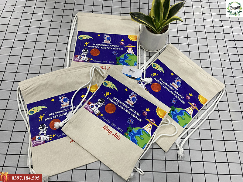 Túi rút canvas in tên học sinh làm quà tặng cuối năm học
