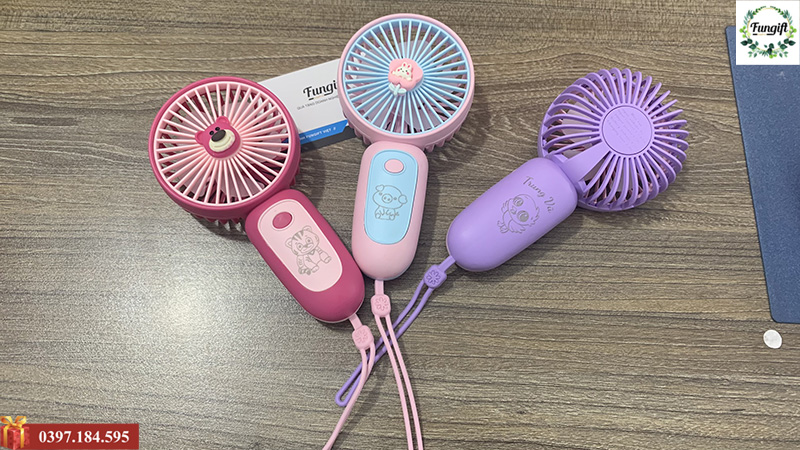 Quạt mini cầm tay khắc hình