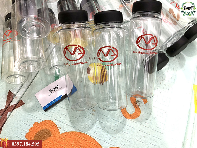 100 bình nước nhựa in logo làm quà tặng cho hãng xe máy Ngọc Anh
