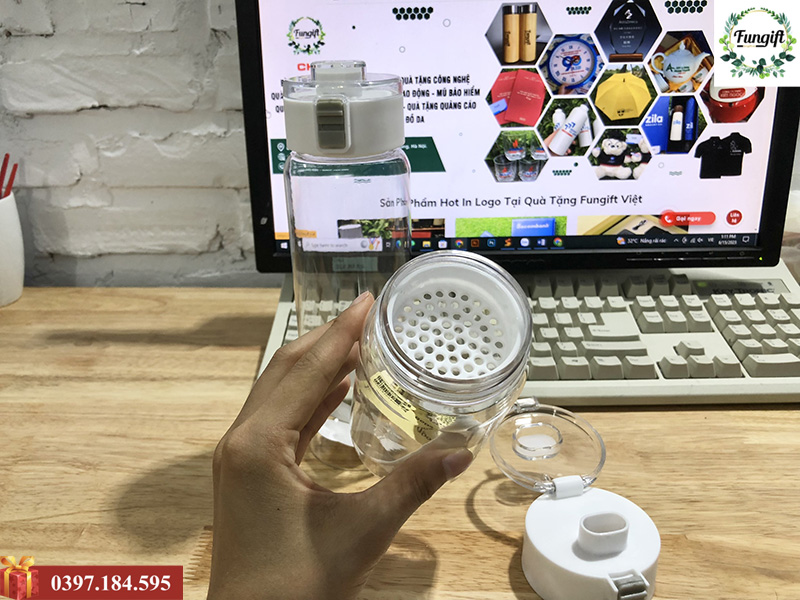 Bình nước có lõi lọc tiện dụng