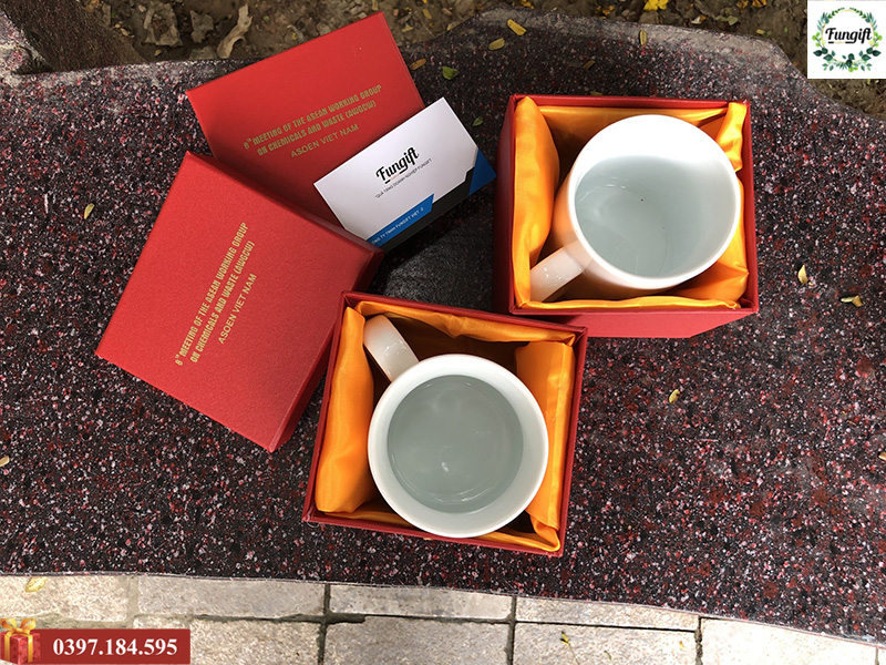 Quà tặng cốc sứ và hộp đựng sang trọng in logo