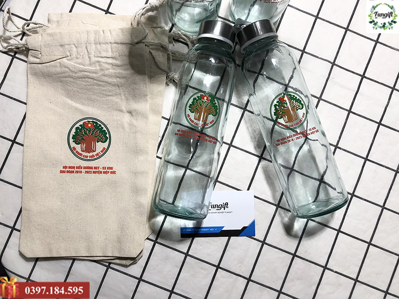 Set quà tặng bình nước và túi vải in logo cho hội người cao tuổi