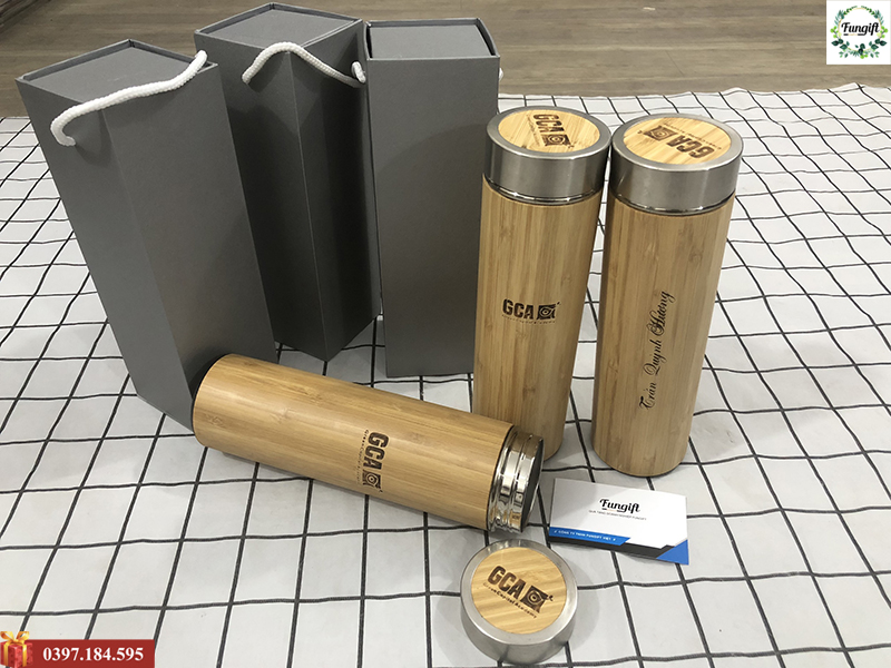 Bình giữ nhiệt bằng gỗ tre khắc tên theo yêu cầu