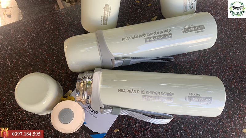 Bình nước giữ nhiệt kèm cốc tiện lợi khắc thông tin công ty