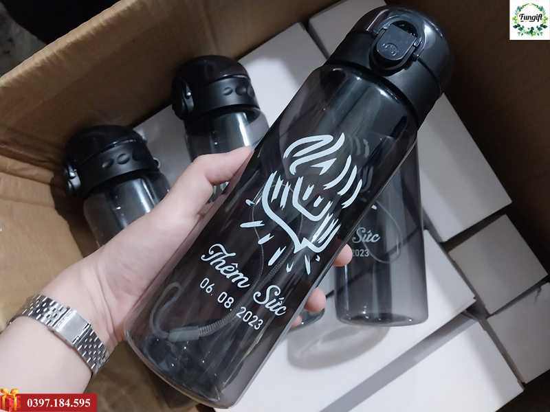 Bình nước nhựa bật nắp màu đen in logo công ty