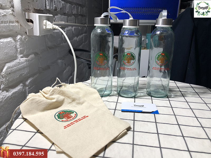 Bình nước thủy tinh có quai xách in theo yêu cầu làm quà tặng
