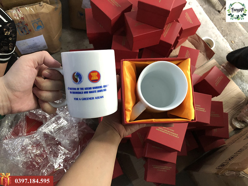 Chuyên in cốc sứ làm quà tặng theo yêu cầu