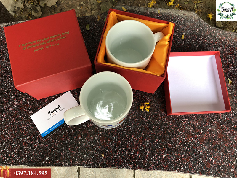 Cốc sứ lòng trắng in logo quà tặng doanh nghiệp 