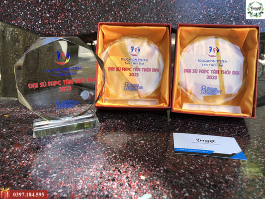 Cúp lưu niệm in thông tin theo yêu cầu cho hệ thống giáo dục Tân Thời Đại