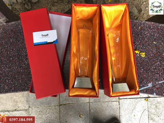 Cúp pha lê in thông tin vinh danh các cá nhân, tổ chức