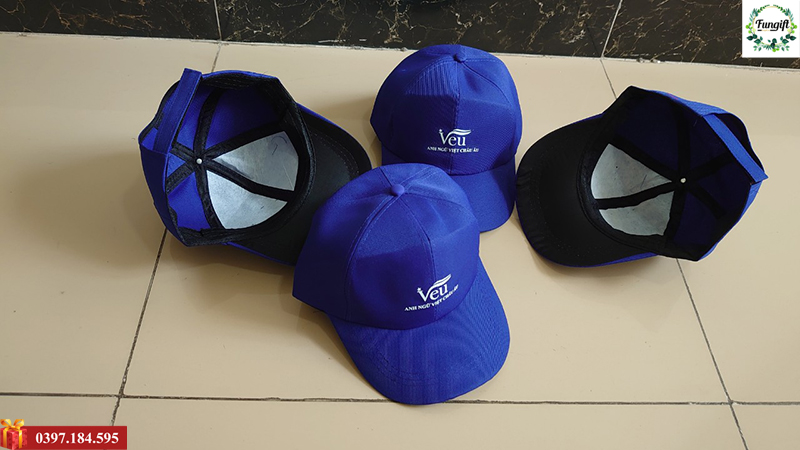 Đồng phục mũ lưỡi trai in logo trung tâm tiếng anh