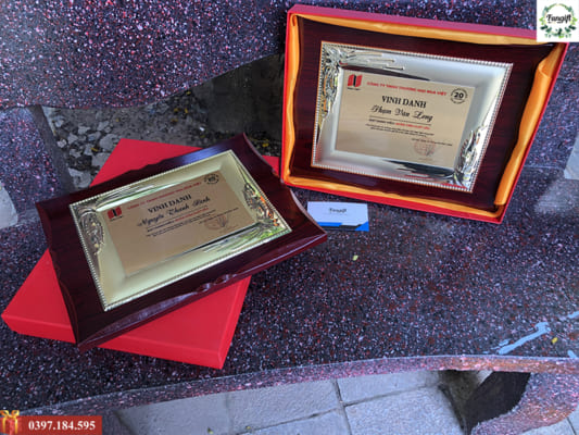 In bảng vinh danh nhân viên xuất sắc công ty Việt Nga