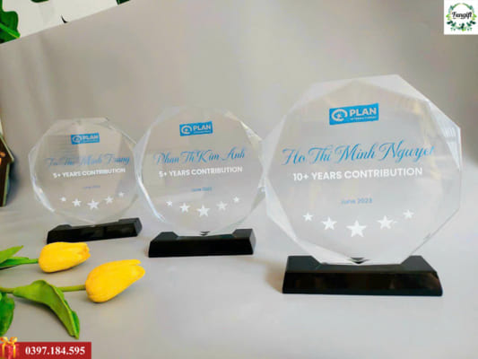 In cúp pha lê vinh danh theo yêu cầu
