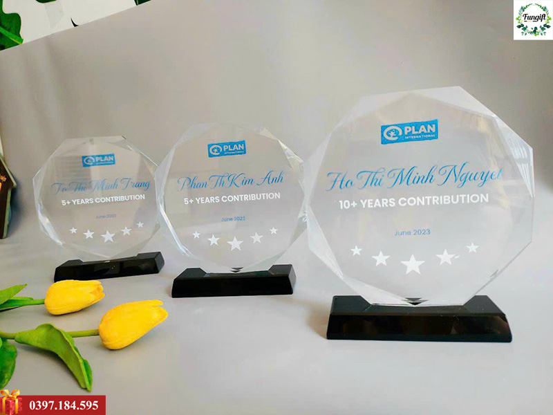 In cúp pha lê vinh danh theo yêu cầu