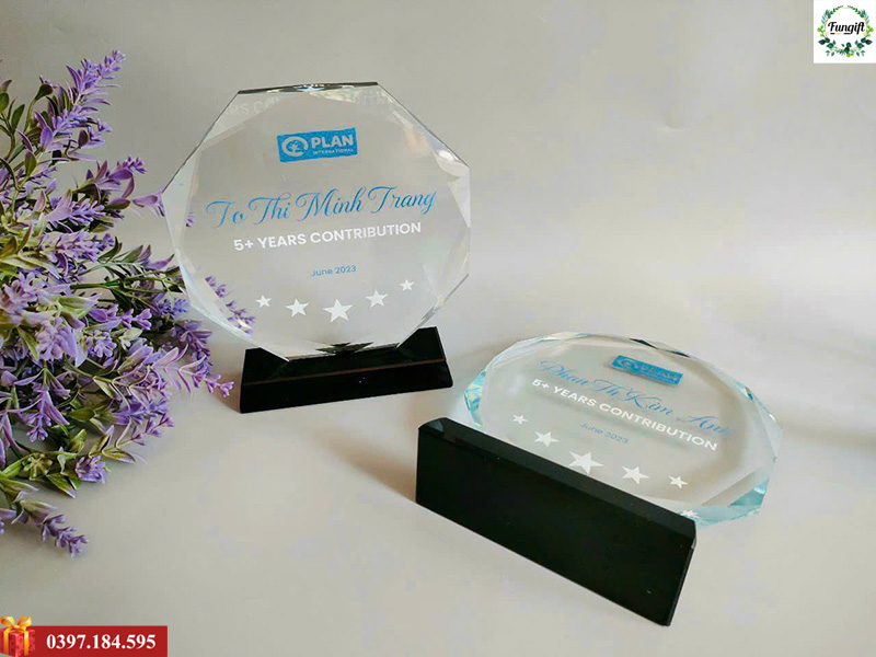 In cúp pha lê vinh danh các các nhân tập thể xuất sắc