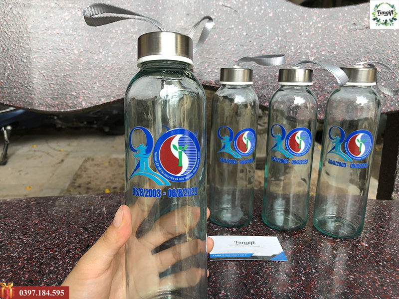 In logo lên chai nước