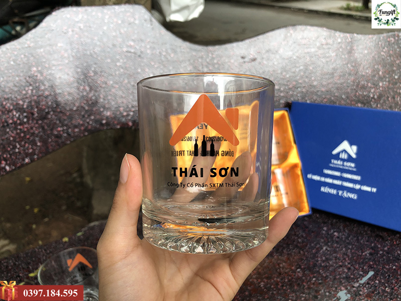 In logo theo yêu cầu lên cốc thủy tinh