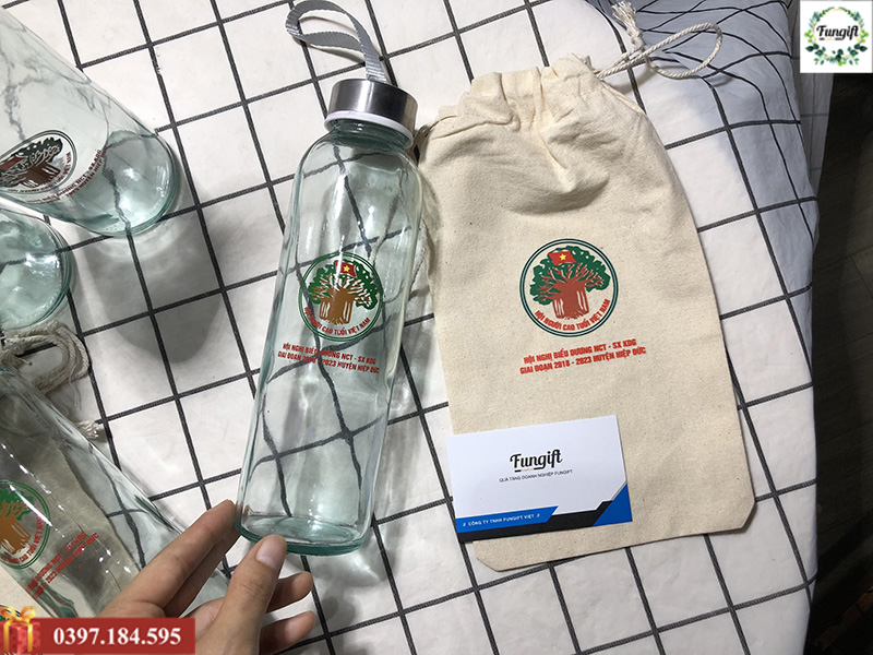 in logo tổ chức lên quà tặng kỉ niệm chương trình