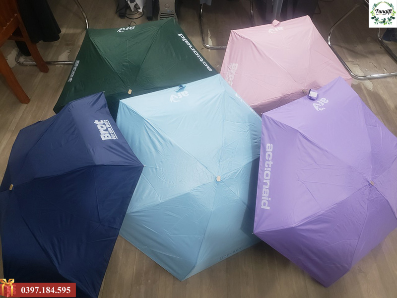 Ô gấp gọn cầm tay in logo làm quà tặng