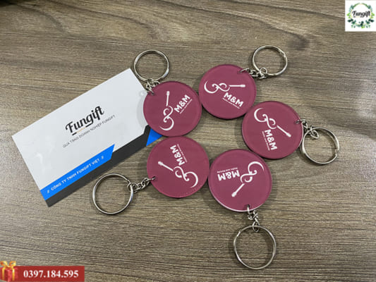 Quà tặng móc khóa mica in logo M&M