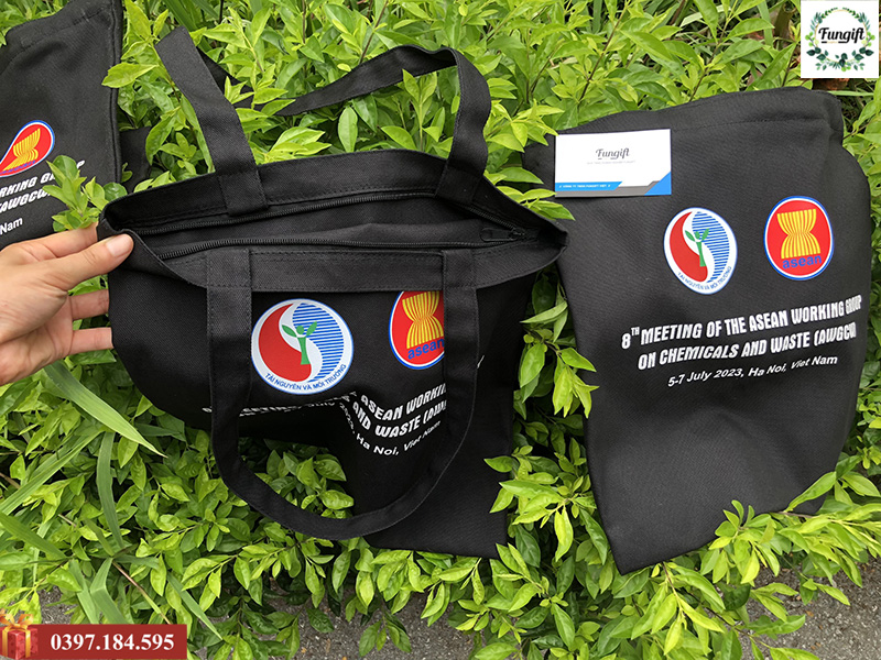 Quà tặng túi Canvas màu đen in logo Bộ Tài nguyên & Môi trường và ASEAN