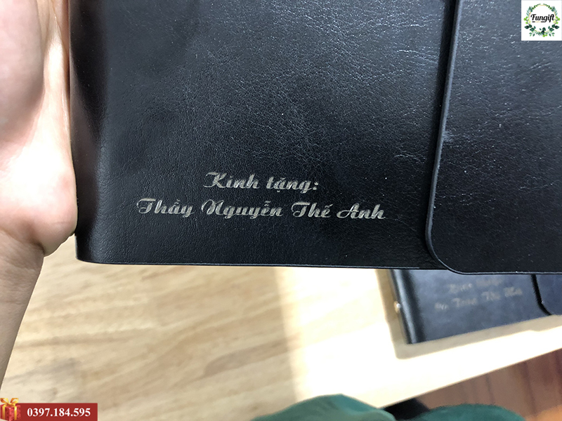 Sổ da khắc tên