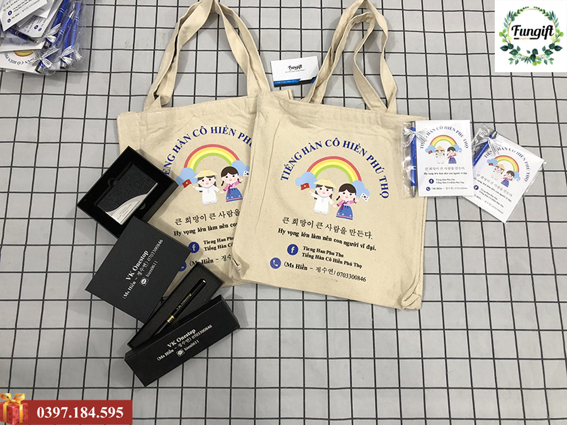 Bộ quà tặng túi vải, namecard hộp bút ký và thiệp in logo VK OneStop