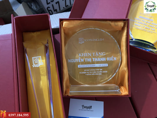 Cung cấp và in 74 cúp pha lê vinh danh cho hệ thống anh ngữ Scots English