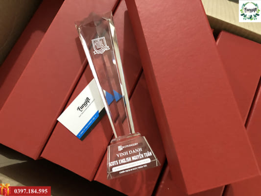 Cúp pha lê ngôi sao vinh danh các chi nhanh của hệ thống Scots English