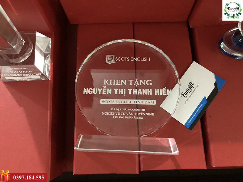 Cúp pha lê tròn vinh danh các cá nhân có thành tích xuất sắc