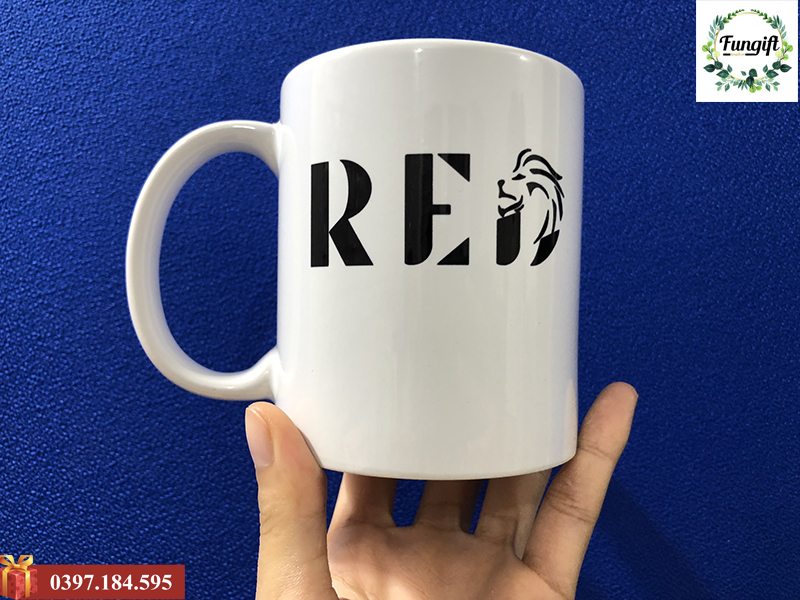 In logo lên cốc sứ cho thương hiệu RED