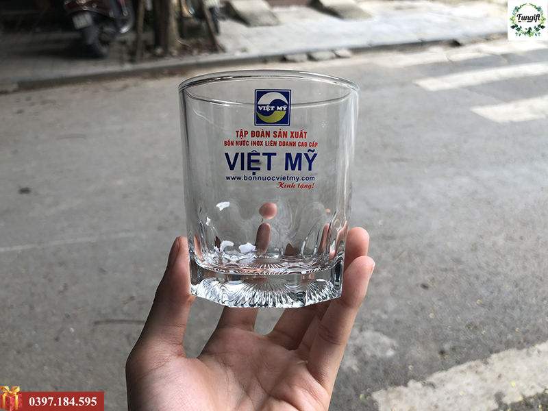 In logo lên ly thuỷ tinh