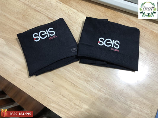 In logo Seis Studio lên 200 đôi găng tay ống chống nắng