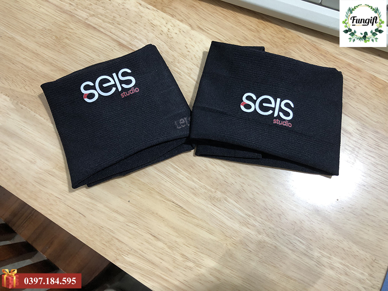 In logo Seis Studio lên 200 đôi găng tay ống chống nắng