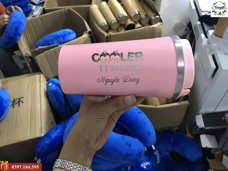Khắc tên lên cốc giữ nhiệt coffee làm quà tặng