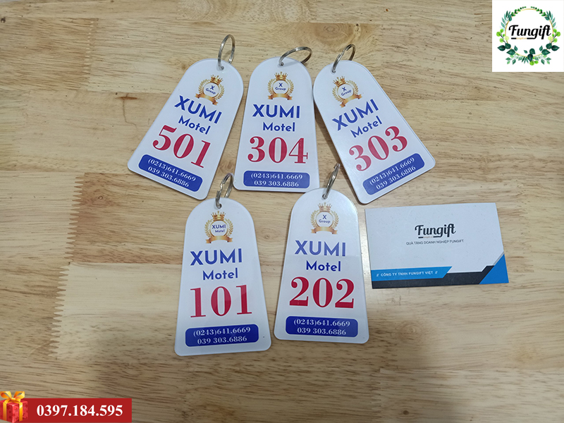 Móc khóa Mica in logo công ty và số phòng