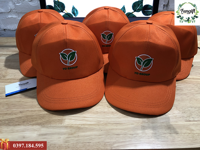 Mũ lưỡi trai màu cam in logo