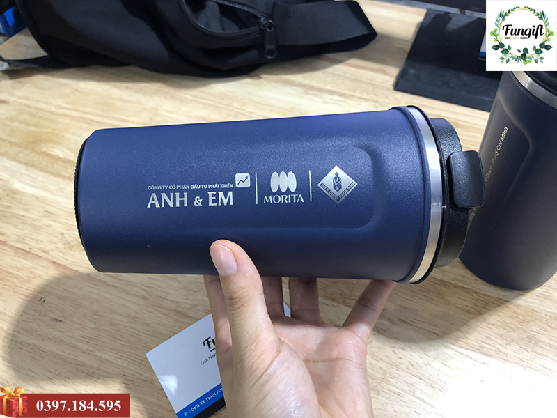 Quà tặng cốc giữ nhiệt coffee khắc logo công ty Anh & Em