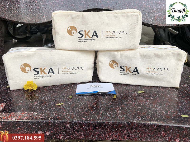 Quà tặng túi đựng bút in logo SKA