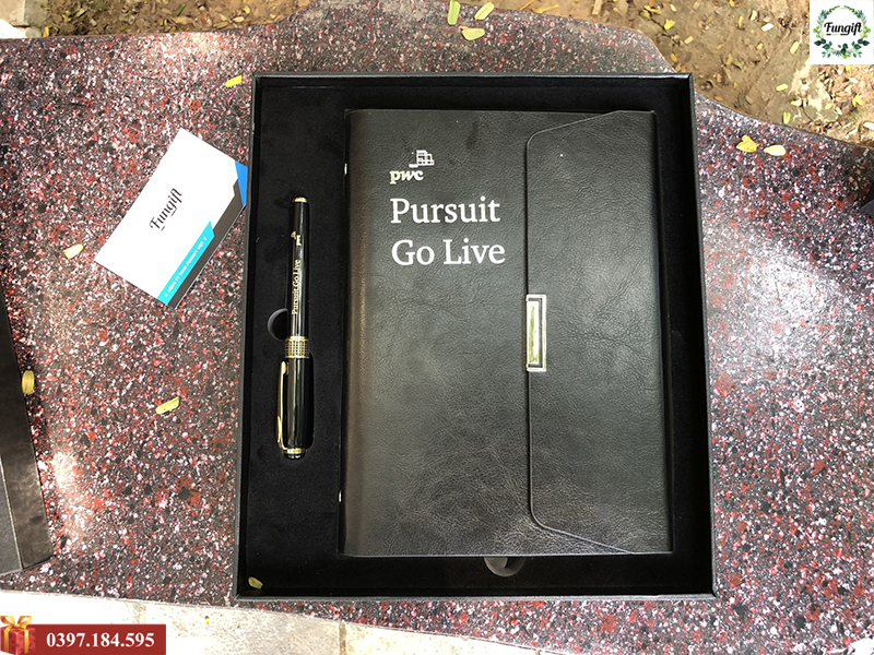 Bộ giftset sổ da và bút khắc logo Pursuit làm quà tặng