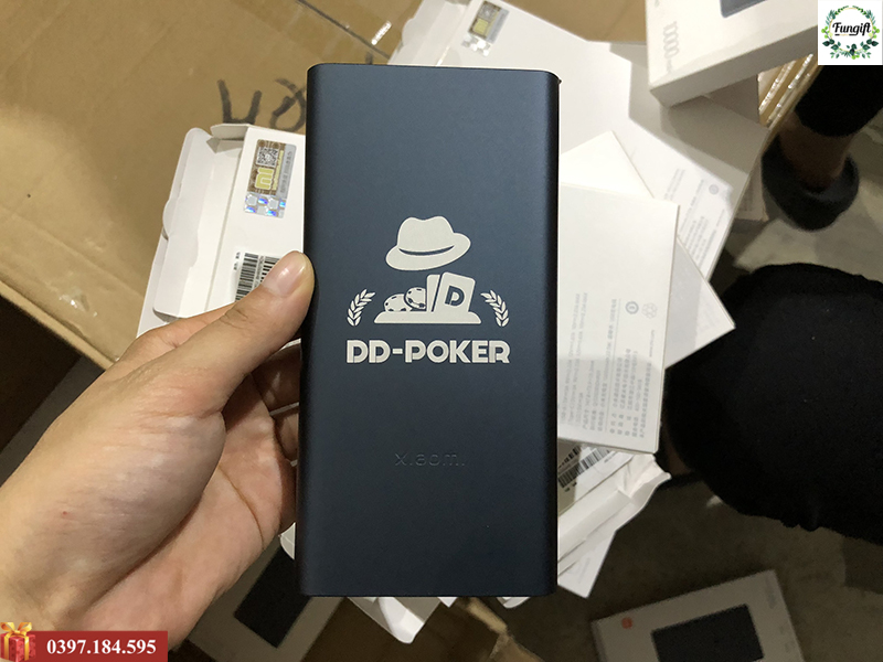 Quà tặng pin sạc dự phòng Xiaomi khắc logo DD - Pocker