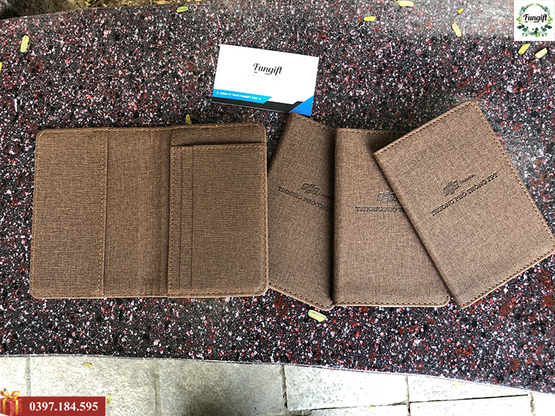 Quà tặng ví da dập logo trường phổ thông FPT