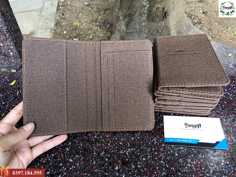 Quà tặng ví da in logo trường FPT