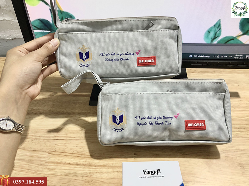 Gia công in tên lên túi bút tặng học sinh